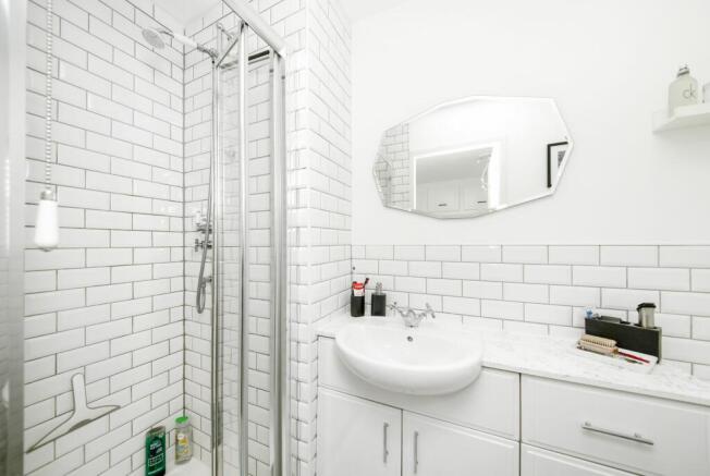 EN-SUITE SHOWER ROOM