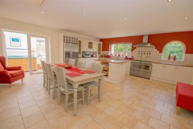 KITCHEN / DINING ROOM