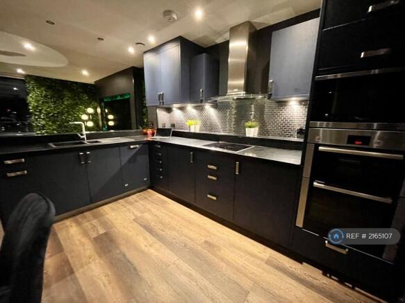 2 bed Penthouse to rent Image 5