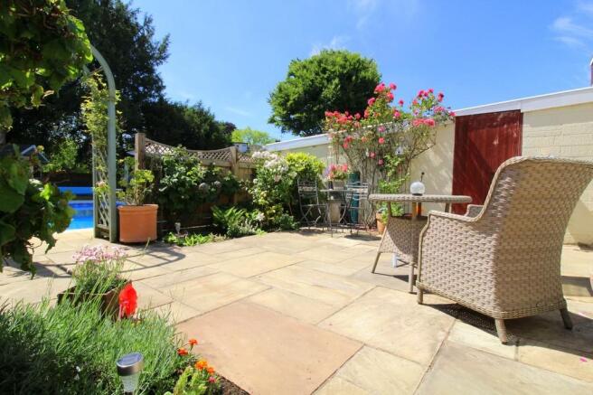 REAR GARDEN PATIO...