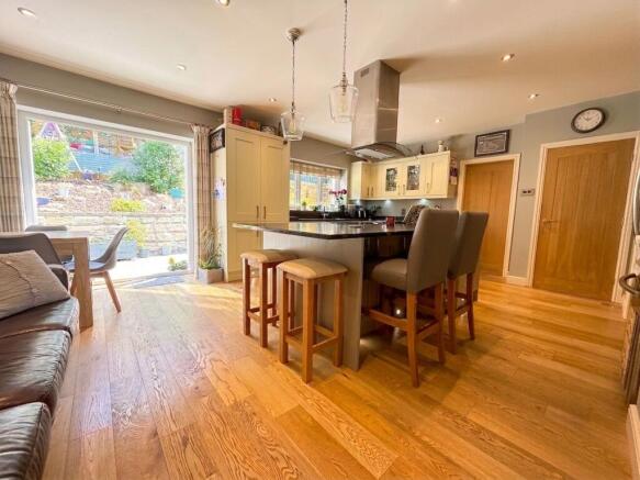 5 bed Detached for sale Image 12
