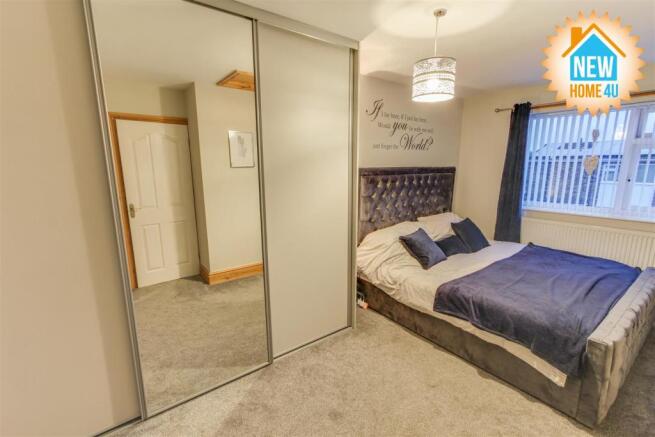 MAIN BEDROOM: