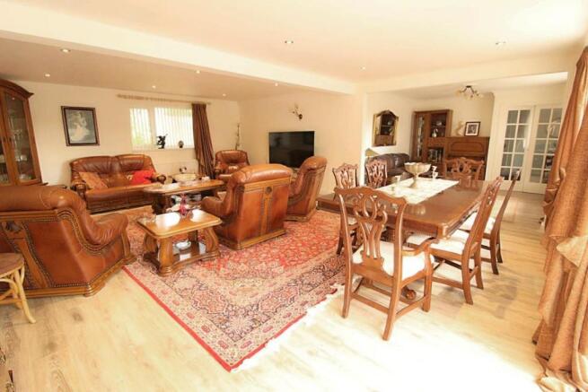 L-SHAPED LOUNGE/DINING AREA