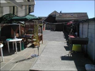 GARDEN/PARKING