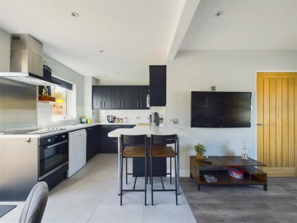 KITCHEN/DINING ROOM
