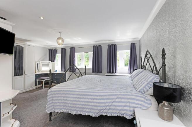5 bed Detached for sale Image 11