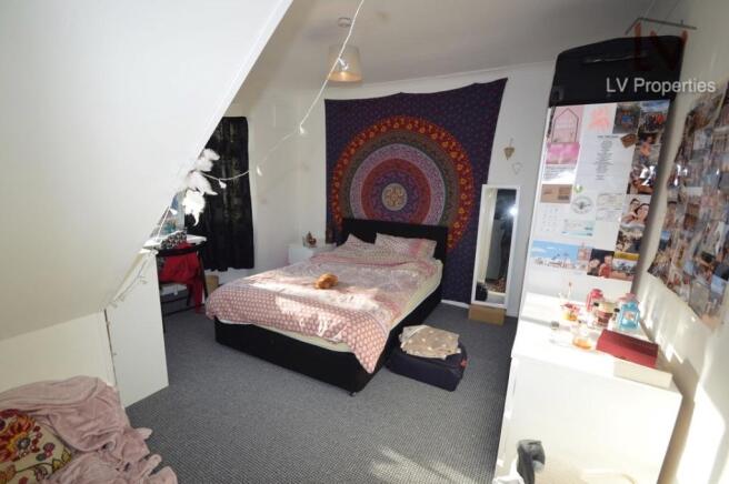 5 bed Semi-Detached to rent Image 7
