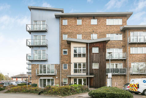 Sundeala Close, Sunbury-on-Thames, Surrey, TW16