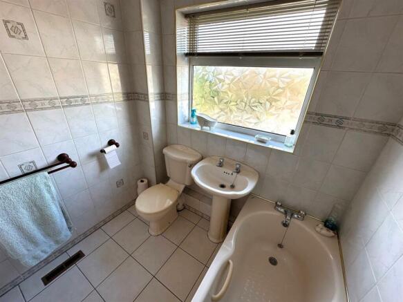 bathroom 3.jpg