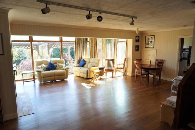 Lounge/Dining Room