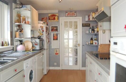 FITTED KITCHEN