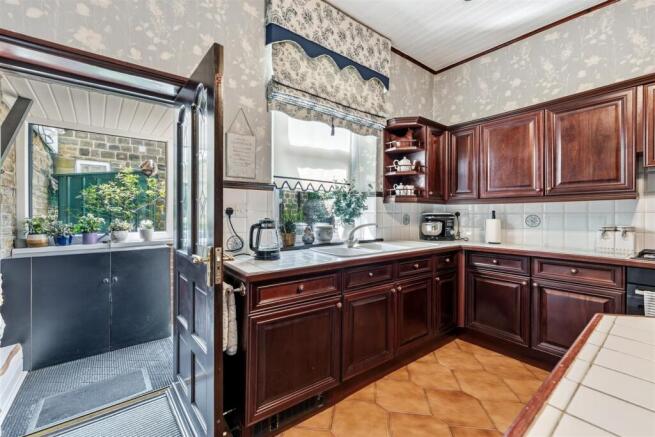 6 bed Semi-Detached for sale Image 9