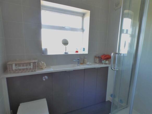 MODERN SHOWER ROOM