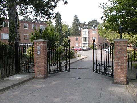 8 BIRKDALE CRT GATES