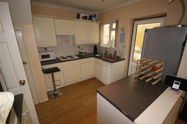 Kitchen/Dining Room:
