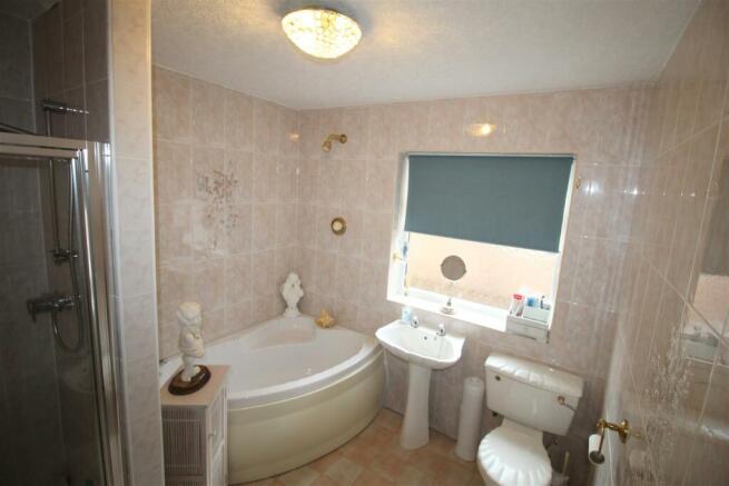 Filey Road, 16, bathroom 2.JPG