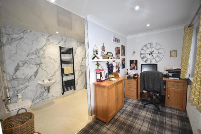 4 bed Detached to rent Image 11