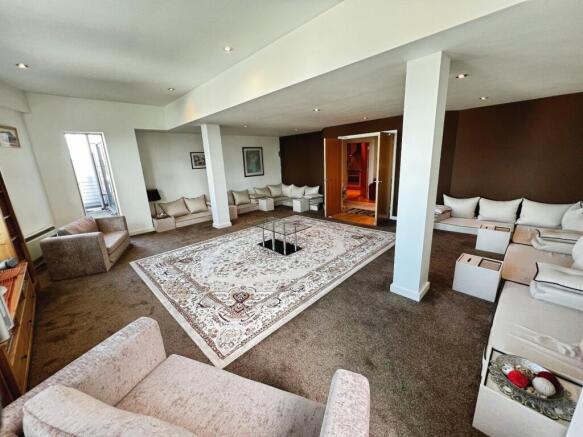 2 bed Flat to rent Image 5