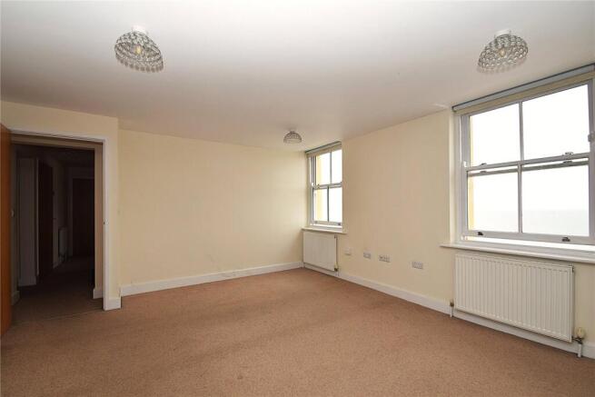 2 bed Apartment to rent Image 4