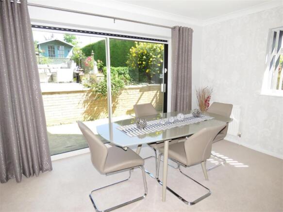 LOUNGE / DINING ROOM