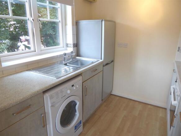 17 Nursery Gardens kitchen.JPG