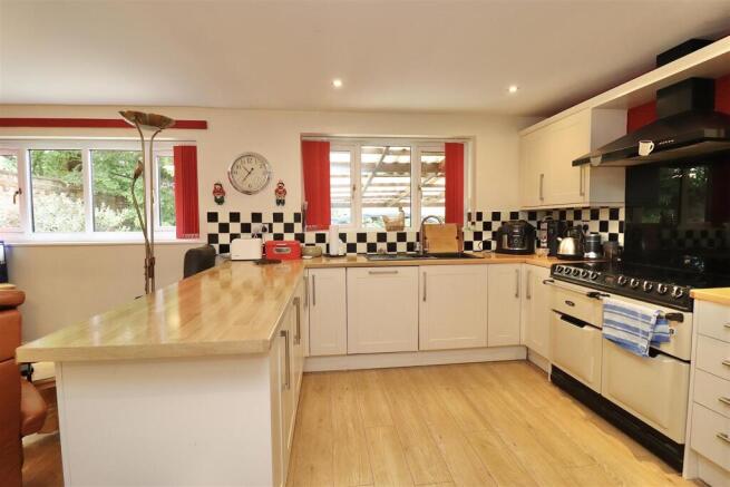4 bed Detached Bungalow for sale Image 5