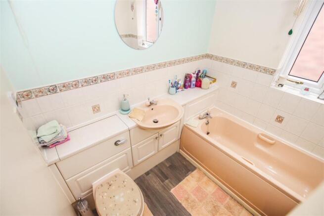 FIRST FLOOR BATHROOM