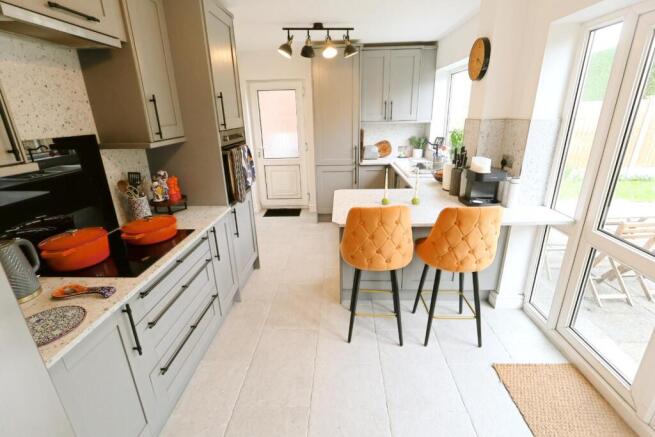 KITCHEN/DINING ROOM