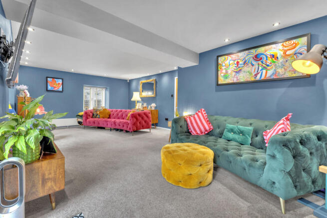 5 bed Detached for sale Image 11