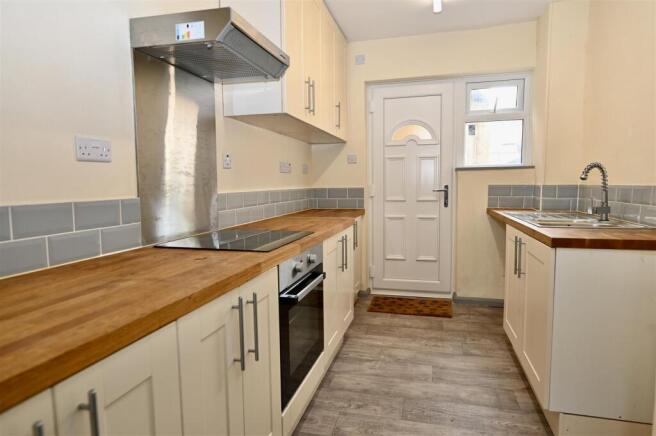 2 bed Terraced to rent Image 4