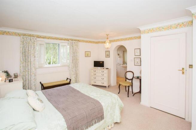 8 Master bedroom.jpg