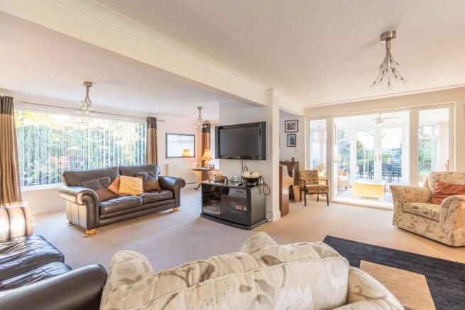 5 bed Detached for sale Image 9