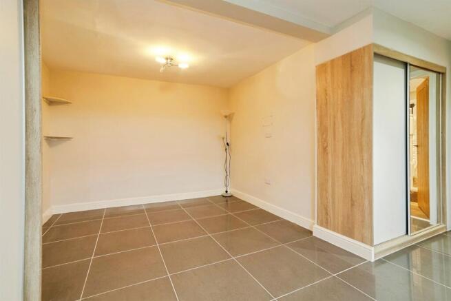 5 bed Detached for sale Image 12