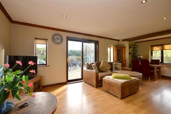 Lounge/ Dining Area
