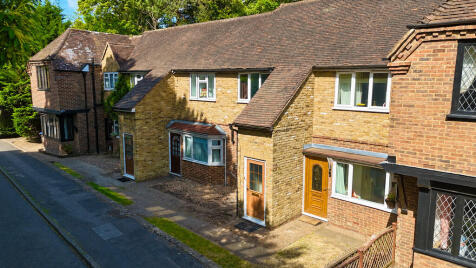 Hall Close ,Surrey GU15 2EB