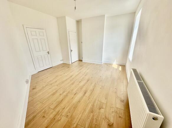 2 bed Apartment to rent Image 5