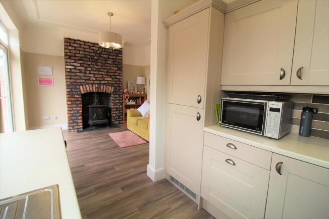KITCHEN/DINING ROOM