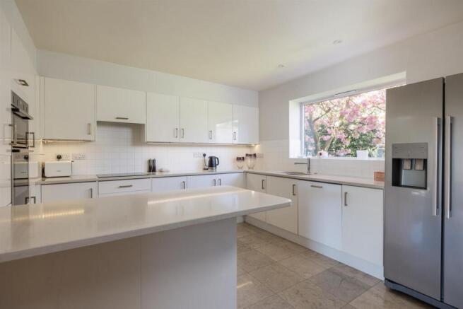 4 bed House for sale Image 8