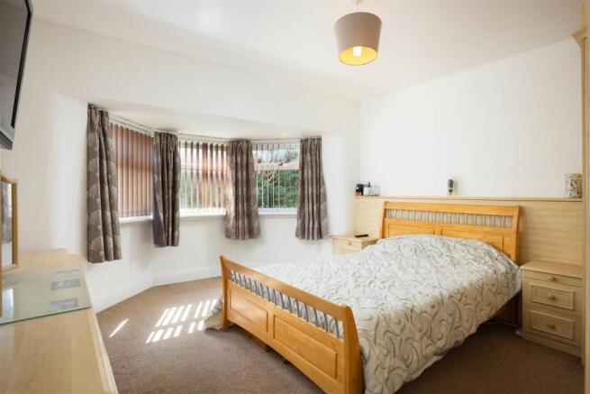 5 bed Detached for sale Image 9