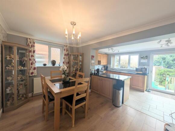 OPEN PLAN KITCHEN DINING ROOM