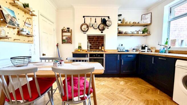 2 bed Terraced to rent Image 4