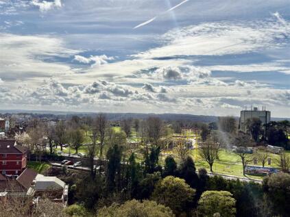 Extensive three bedroom apartment, Durdham Park, Bristol