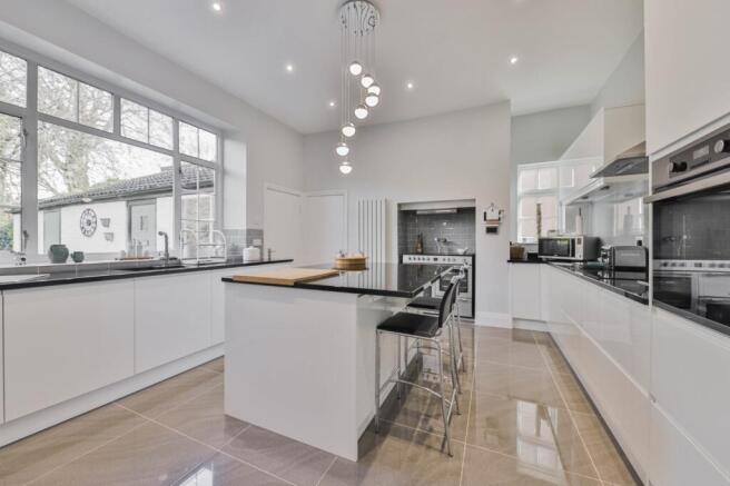 4 bed Detached for sale Image 5