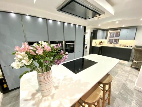 KITCHEN/CONSERVATORY/FAMILY ROOM
