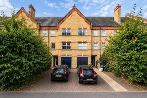 Silistria Close, Knaphill, Woking, Surrey, GU21