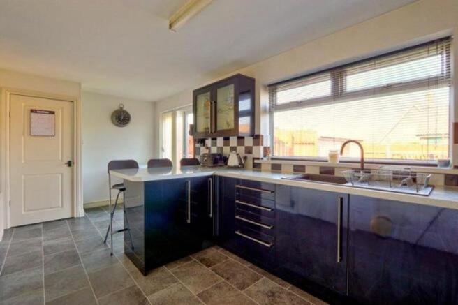 3 bed Semi-Detached to rent Image 2