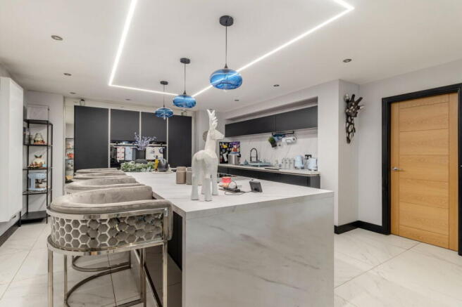 4 bed Detached for sale Image 10