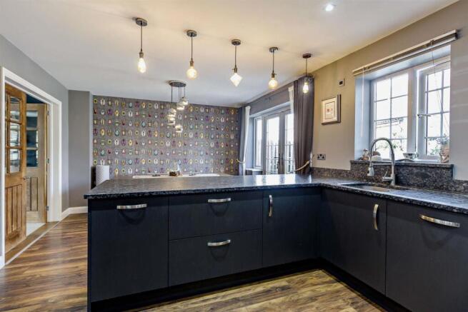 4 bed Link Detached House for sale Image 6