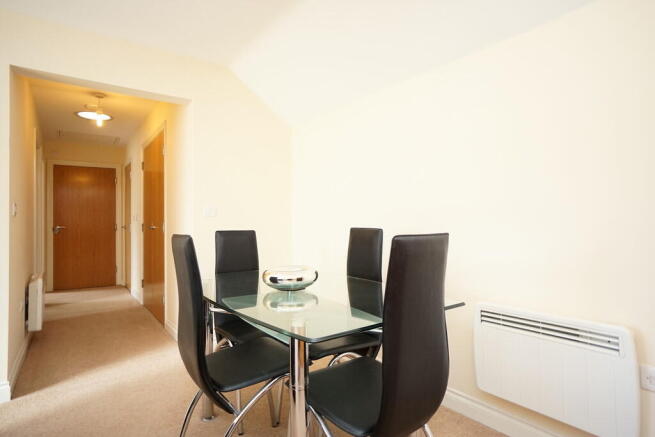 2 bed Apartment to rent Image 4