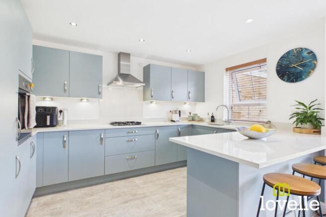 4 bed Detached for sale Image 9